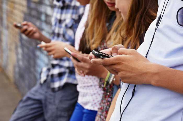 Diverse generations Smartphones for Kids: Connected Young Generations